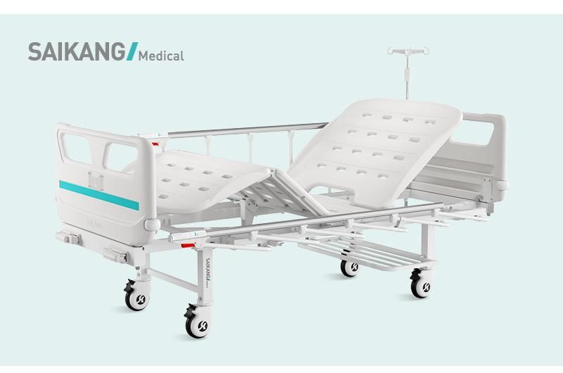 V2w5c Saikang Movable Stainless Steel Siderails 2 Cranks Multifunction Manual Clinic Hospital Bed with Wheels