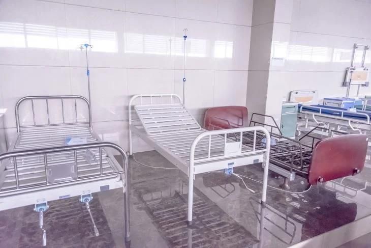 Hopsital Equipment Stainless Steel Head Strip Style Single Shake Bed Manual Clinic Patient Bed One Crank Hospital Beds Medical Bed