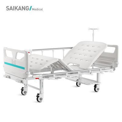 V2w5c Saikang Movable Stainless Steel Siderails 2 Cranks Multifunction Manual Clinic Hospital Bed with Wheels