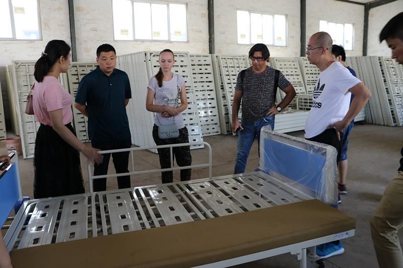 Medical 2 Function Manual Hospital Patient Beds with 4 Cranks Selling in Vietnam